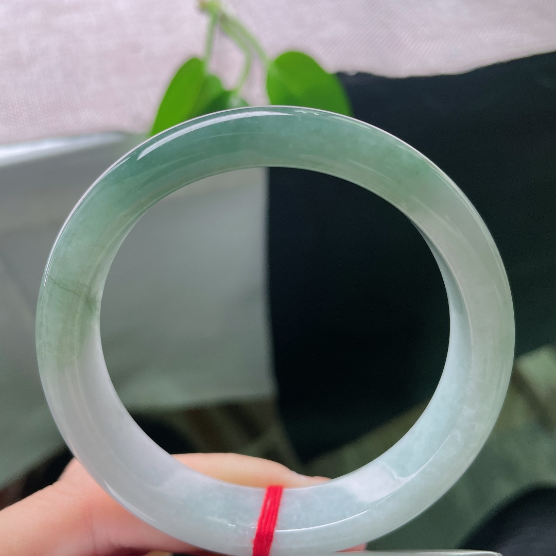 57.5/13/8.2，油青正圈，一点皮纹，半山半水平安镯，一镯藏山水，绿白相映，清润雅致，意境悠远