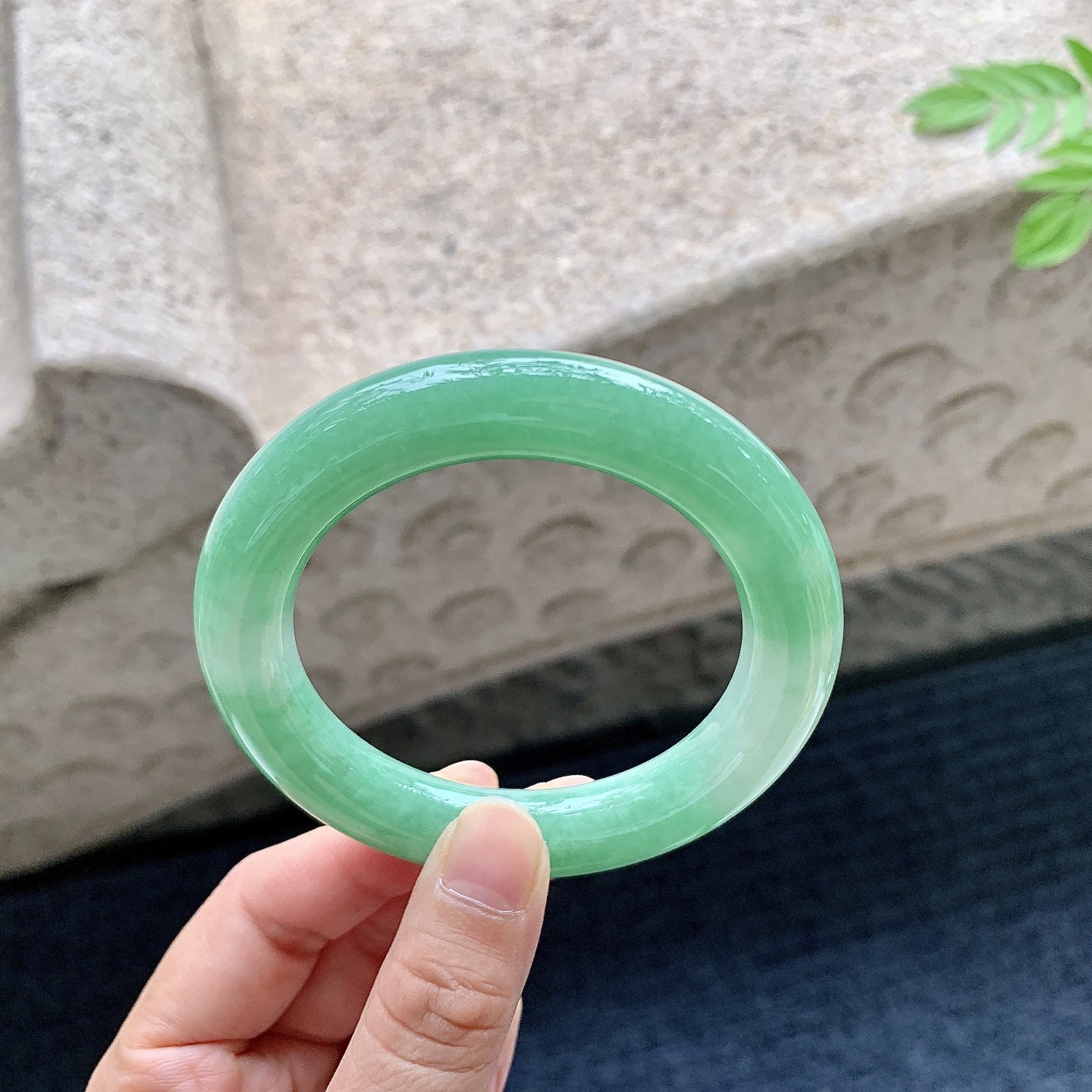 圆条52 53 圈口53.4/11.1/11.1 编码HJ090703 阳绿，水润，种老，细腻，打灯有棉线