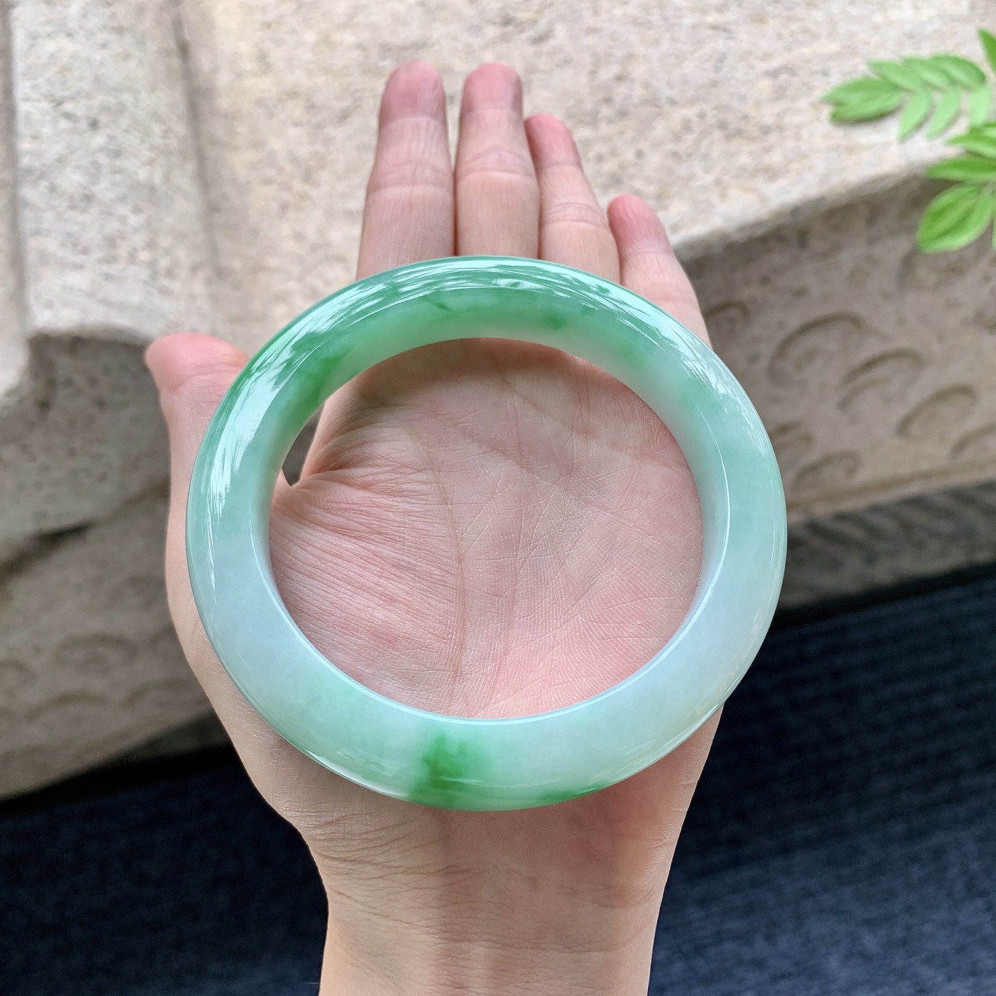 正圈62 63 圈口63.4/12.4/10.4 编码T1090711 细糯飘绿，水润，种老，细腻，有纹线