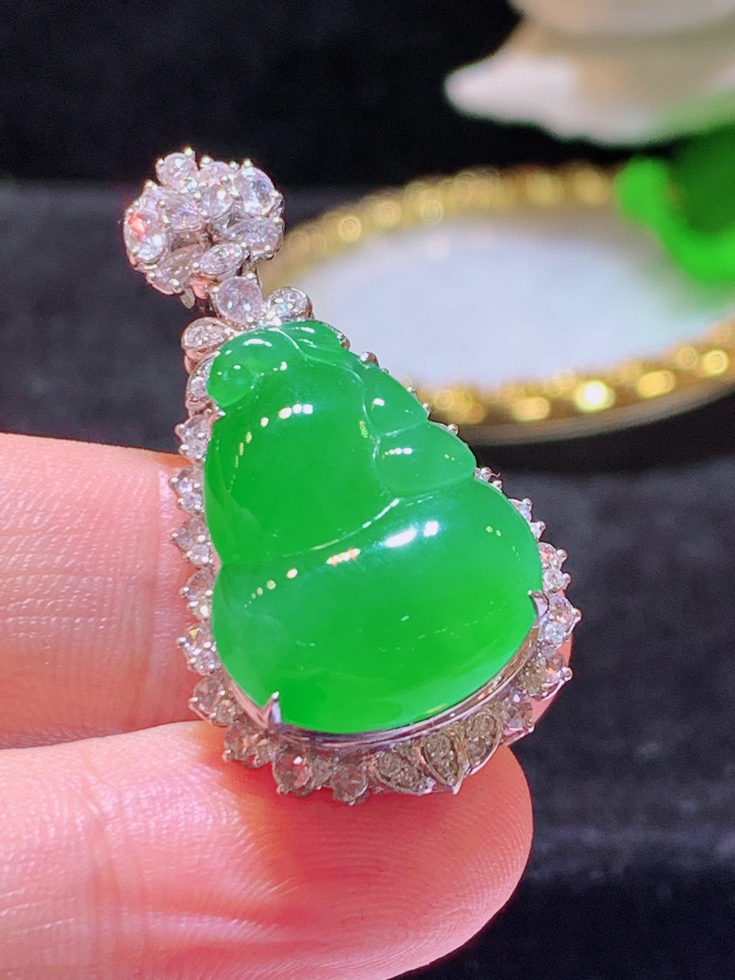 ️翡翠A货 满绿葫芦吊坠 18k金镶嵌，冰润细腻，佩戴效果出众，36.5-20-13.3