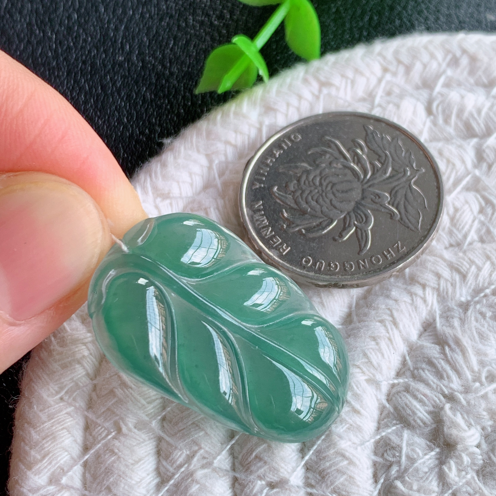 蓝冰金枝玉叶翡翠吊坠  老种起胶感  飘花灵动  寓意“金枝玉叶，大业有成，一夜成名”  饱满大气，水润通透。W415.13 尺寸：31-20.5-4mm