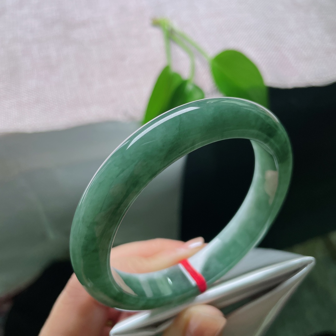 58/12.2/8.8，油青正圈，色线，镯身圆润宽厚，贴合腕间曲线，平安镯寓意岁岁平安顺遂无忧。ss59010a