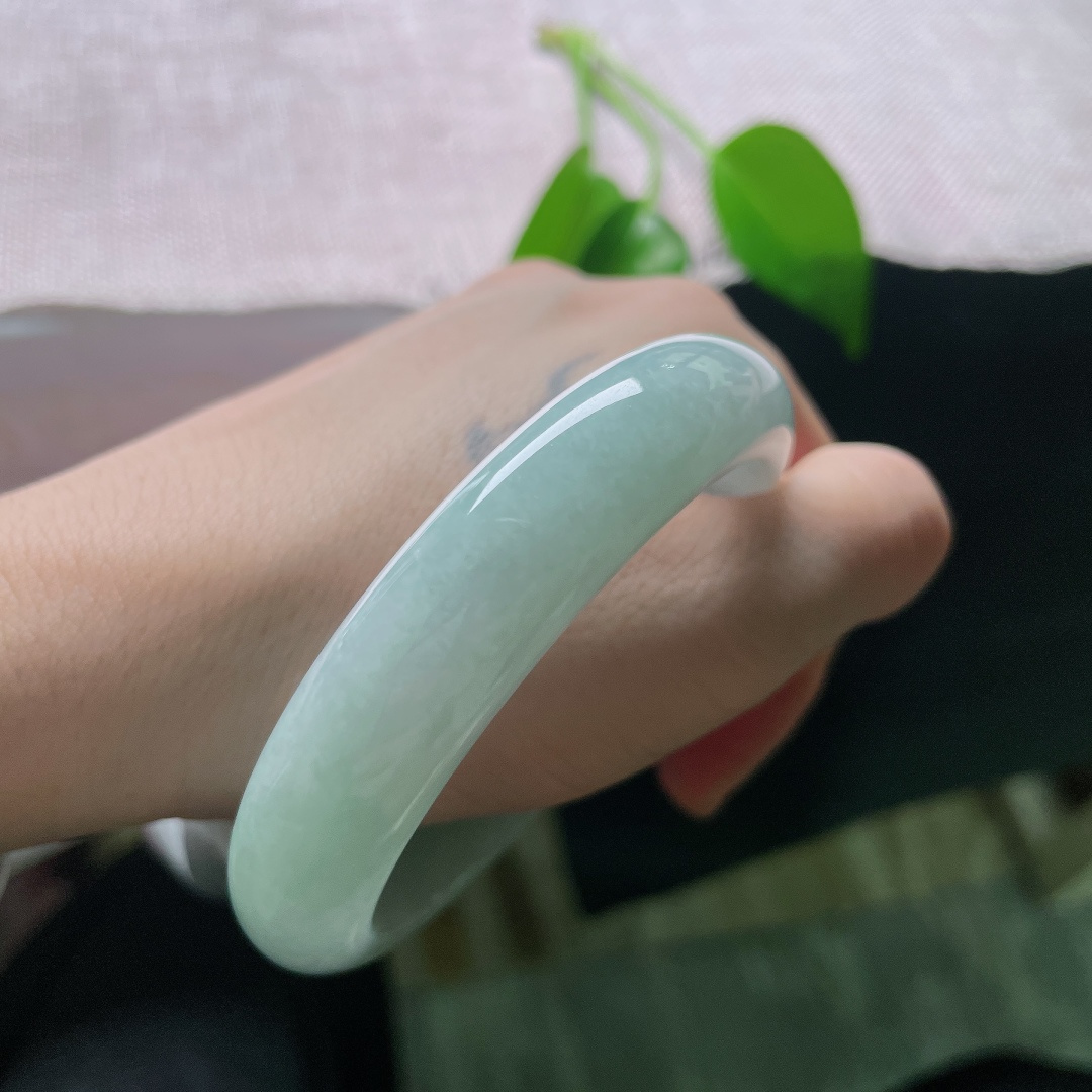 58.3/13.7/8.6，蓝底正圈，一点皮纹，镯身饱满宽厚，贴合腕间曲线，平安镯寓意平安顺遂喜乐常伴。ss59012a