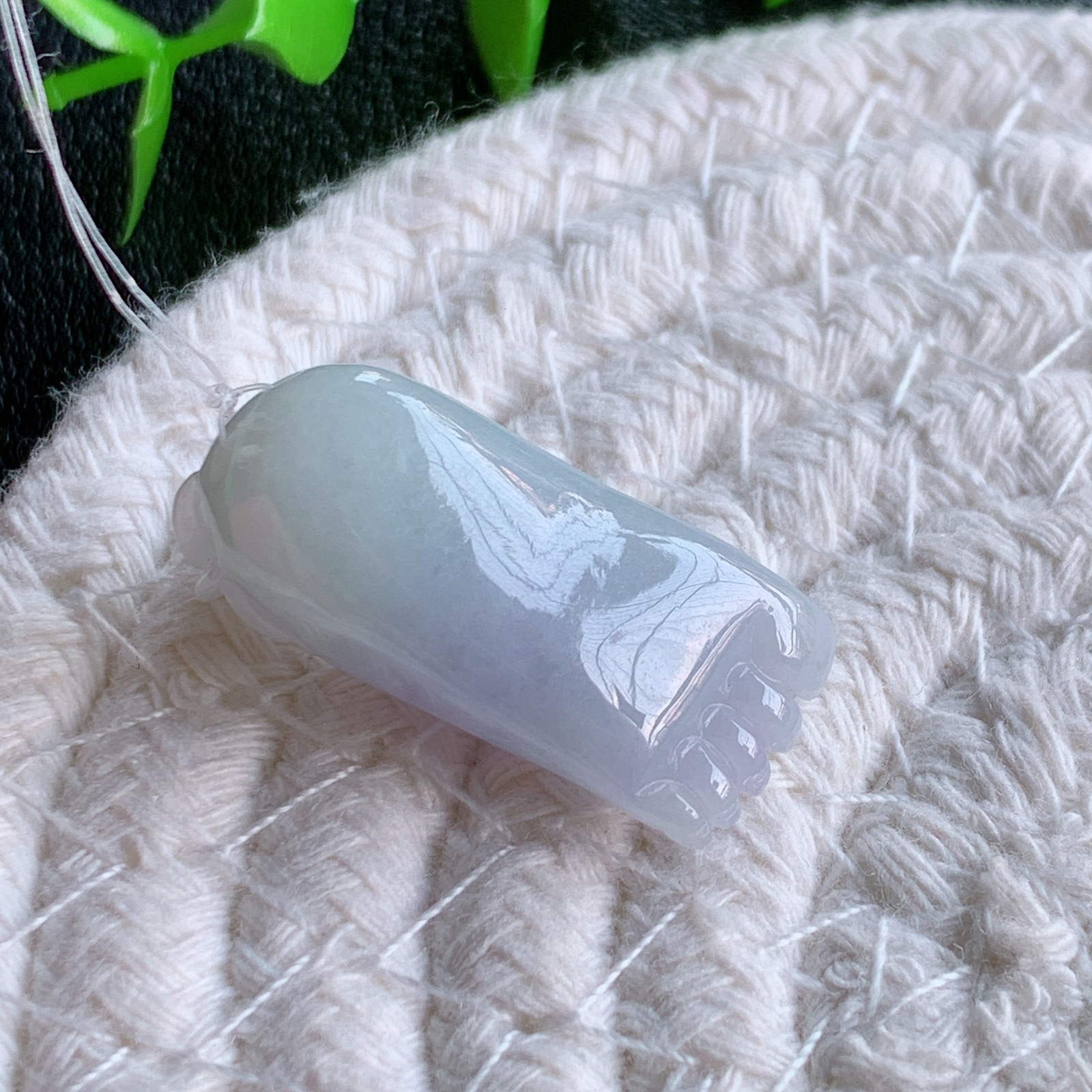 精美紫罗兰知足常乐吊坠 种老水足  玉质细腻起胶，冰胶感足 底子干净 色泽鲜亮 雕工精细 佩戴优雅迷人！W49.13  尺寸:28-15-12.2mm