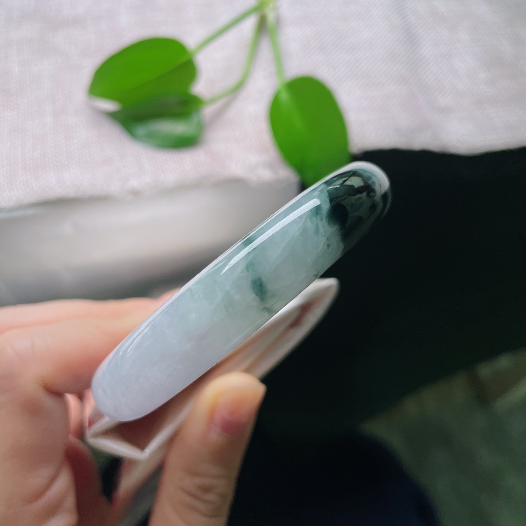55/12.6/9.6，飘花正圈，一点皮纹，镯身漫染淡淡紫韵，深色飘花肆意挥洒，虚实相生，意境悠远耐回味。ss59033a
