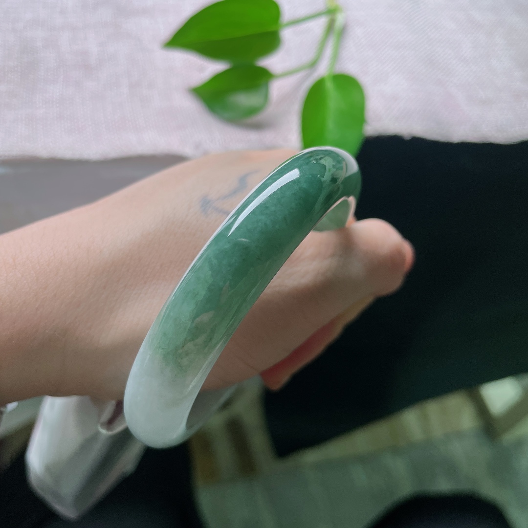 58.6/12.6/8.6，油青正圈，皮纹，种水清润透亮，自带柔和胶感，经典正圈镯型，上手端庄雅致。ss59007a