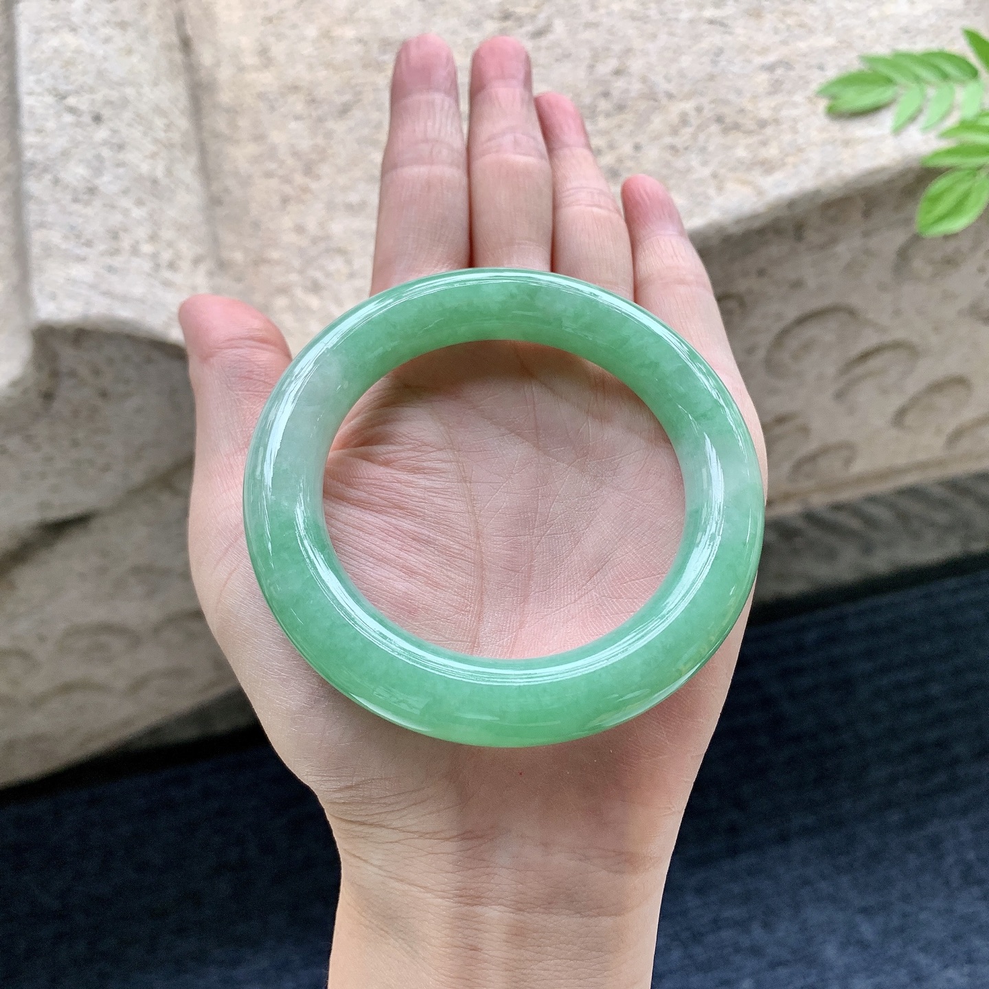 圆条52 53 圈口53.4/11.1/11.1 编码HJ090703 阳绿，水润，种老，细腻，打灯