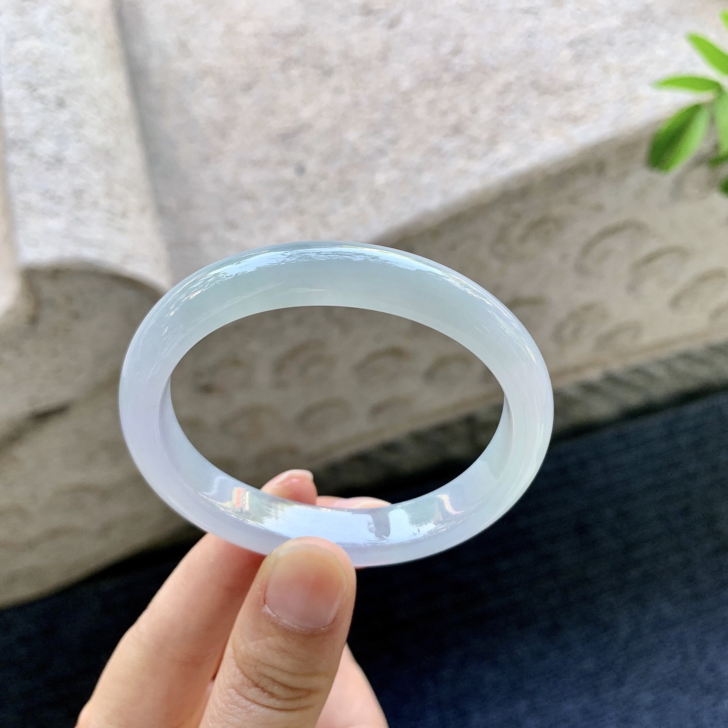 贵妃52 53 圈口53.5/46/10.7/7 编码DZ091379 糯冰春带彩，水润，种老，细腻，无裂