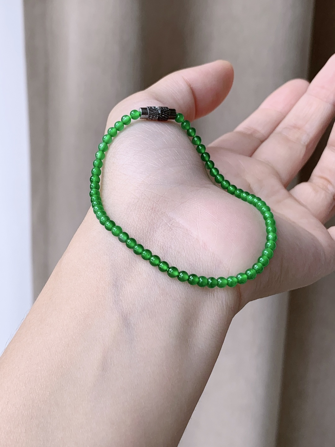 【珠子】阳绿手串圆珠珠子手串 【说明】 性比高 色浓 【尺寸】3mm 【重量】3.7克