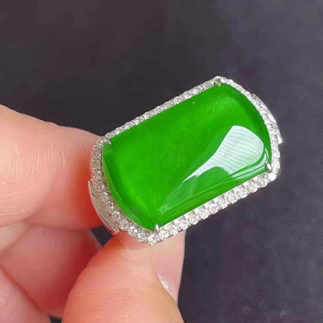 ️ 满色辣绿马鞍戒指 18k金钻镶 种好色艳 细腻感十足 品质杠杠滴 无裂，19.2-11.7-4.6