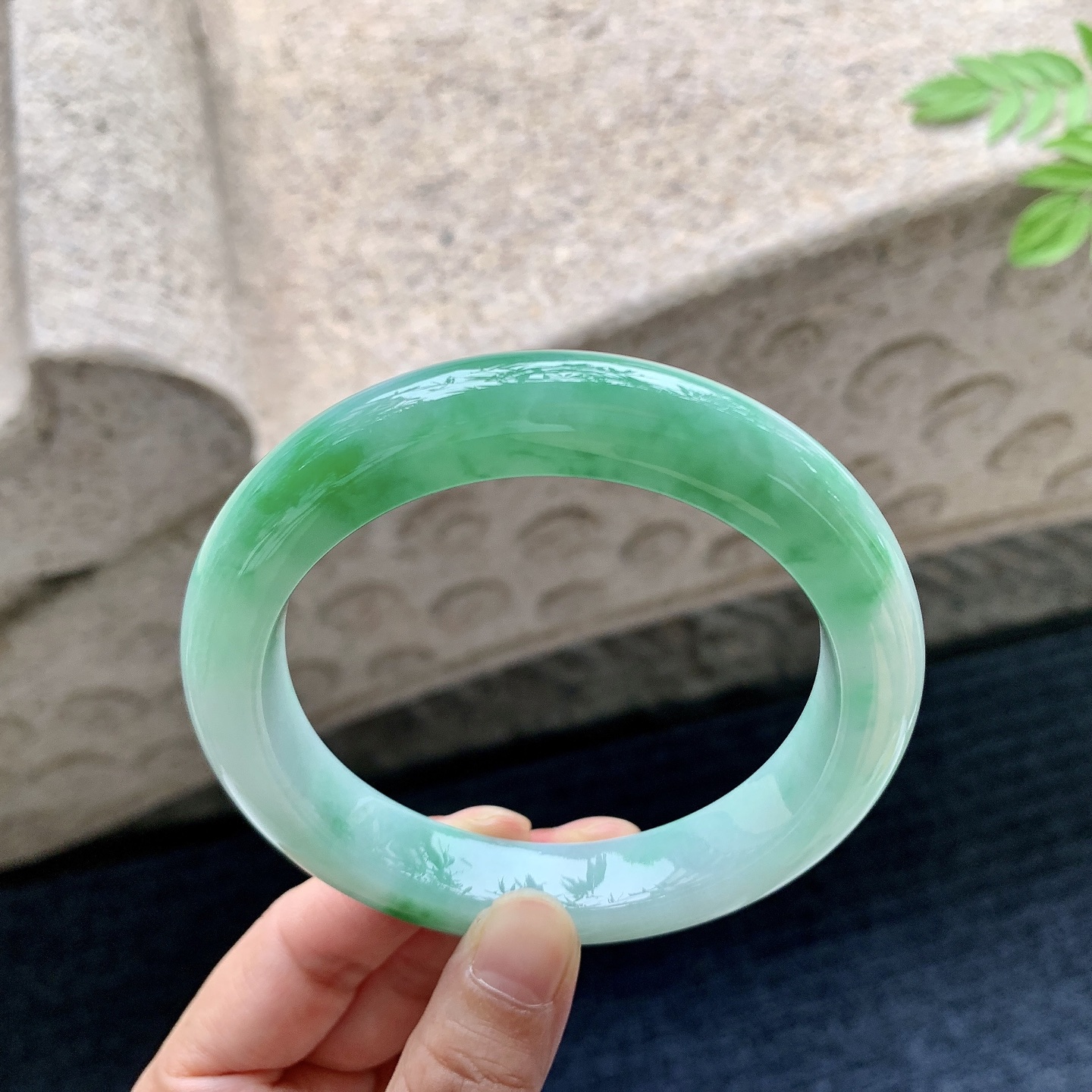 正圈62 63 圈口63.4/12.4/10.4 编码T1090711 细糯飘绿，水润，种老，细腻，有纹线