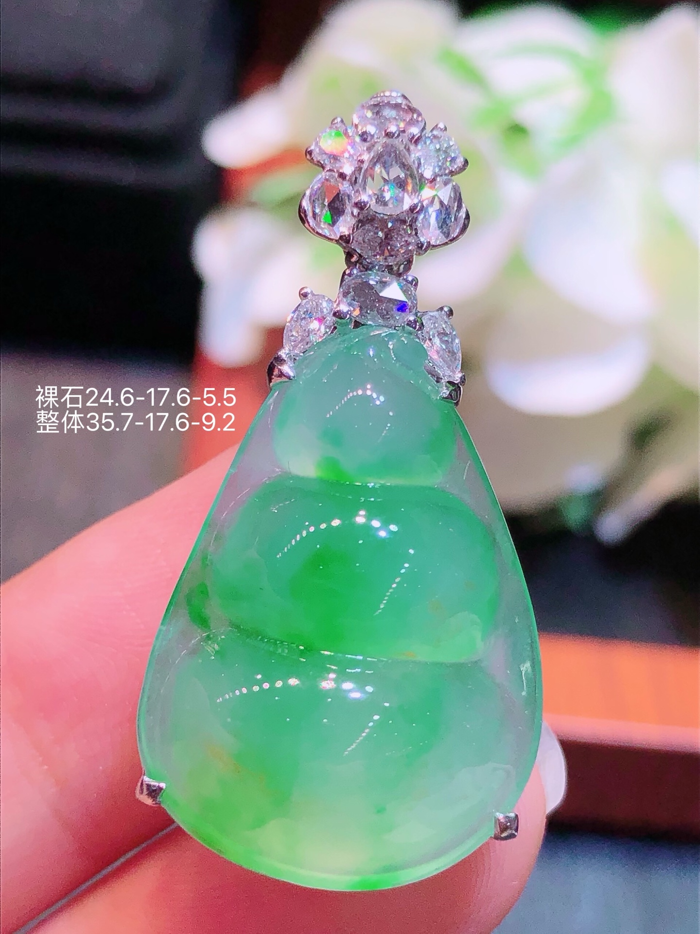 18K金镶 冰绿福豆吊坠 无裂 水润色艳 品相饱满 配送银链苹果拍摄，实物更好看，24.6-17.6
