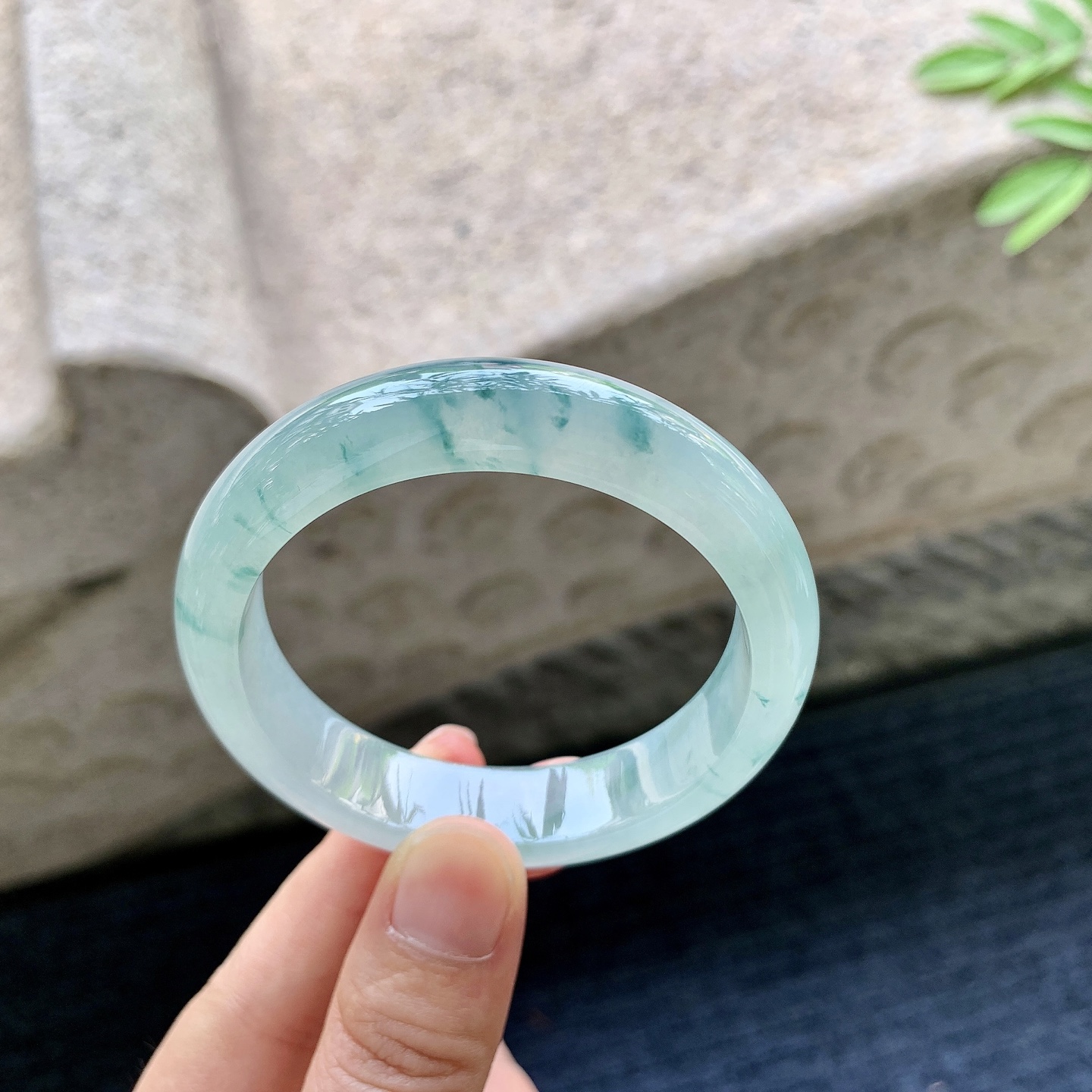 正圈50 51 圈口50.7/12.3/7.6 编码J1090935 糯冰飘花，水润，种老，细腻，打灯有纹线