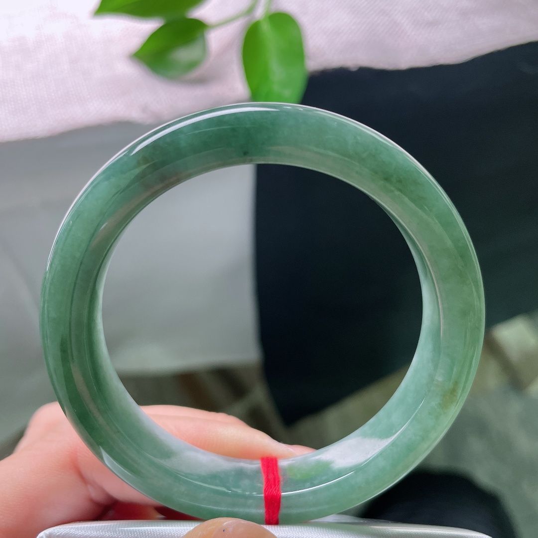 54.3/11.6/8.6，油青正圈，无裂，如深山静水凝于玉间，绿调深沉雅致，自带复古低调的韵味。s