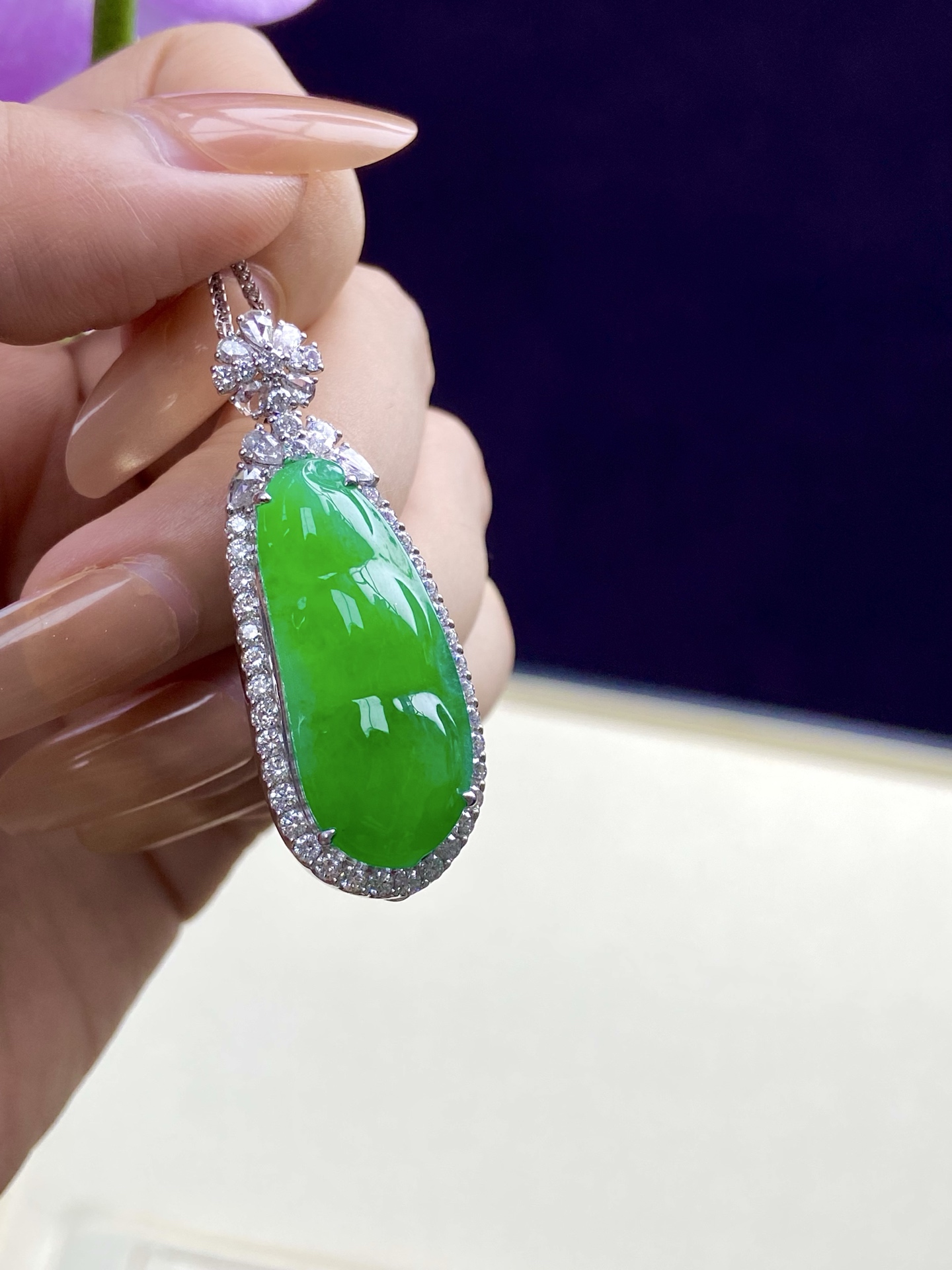 高冰种阳绿福豆吊坠，品质无可挑剔，钻石围镶 衬得翠色愈发浓郁，豆荚饱满丰腴 福气满满，佩戴上身非常有份量感的感：44.4-16.8-13.7，裸石：30-12.7-5.6mm，无裂。