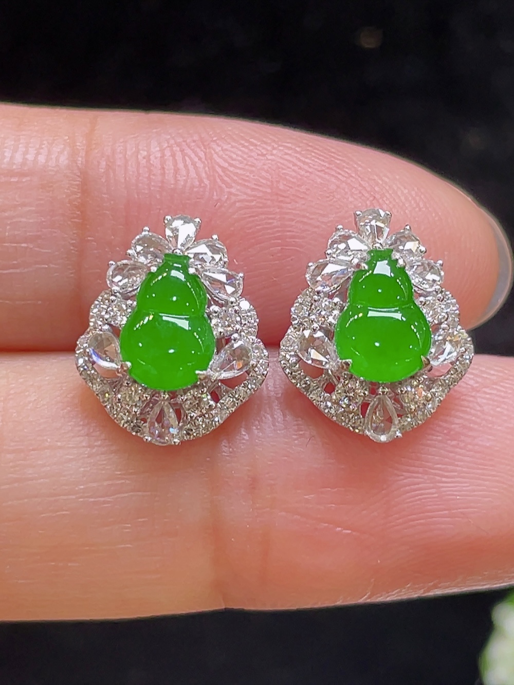 ️【冰种正阳绿，葫芦耳钉】大件饱满，通透水润，玉质细腻，翠色鲜艳，18k金奢华钻石镶嵌️，7.2-7.9-2.2