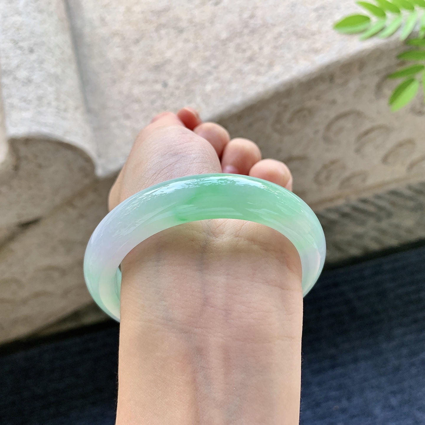 正圈54 55 圈口55.6/12.3/8.9 编码C11091503 春彩，水润，种老，细腻，无裂