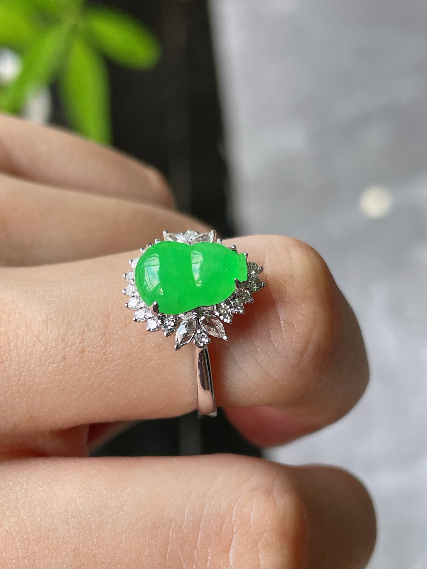 18k金钻豪镶冰阳绿葫芦戒指, 裸石10.5-7.5-3mm S16