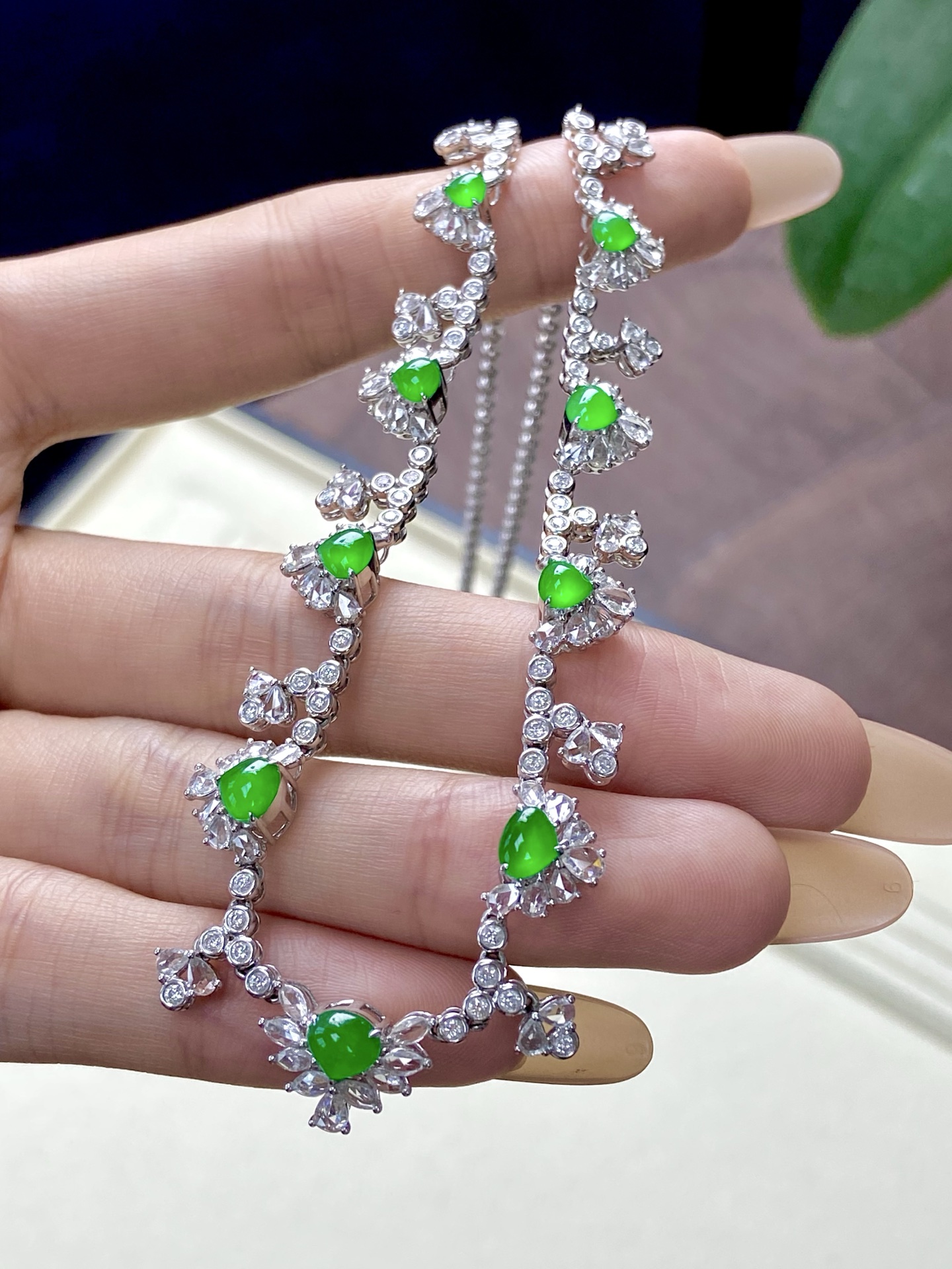 ️高冰种阳绿水滴项链，满目翠色，已经不大会表扬它了，光感与矜贵绝美，从容气韵拿捏的刚刚好：9.9-6.9，裸石：5.5-4.8-2.5mm，。