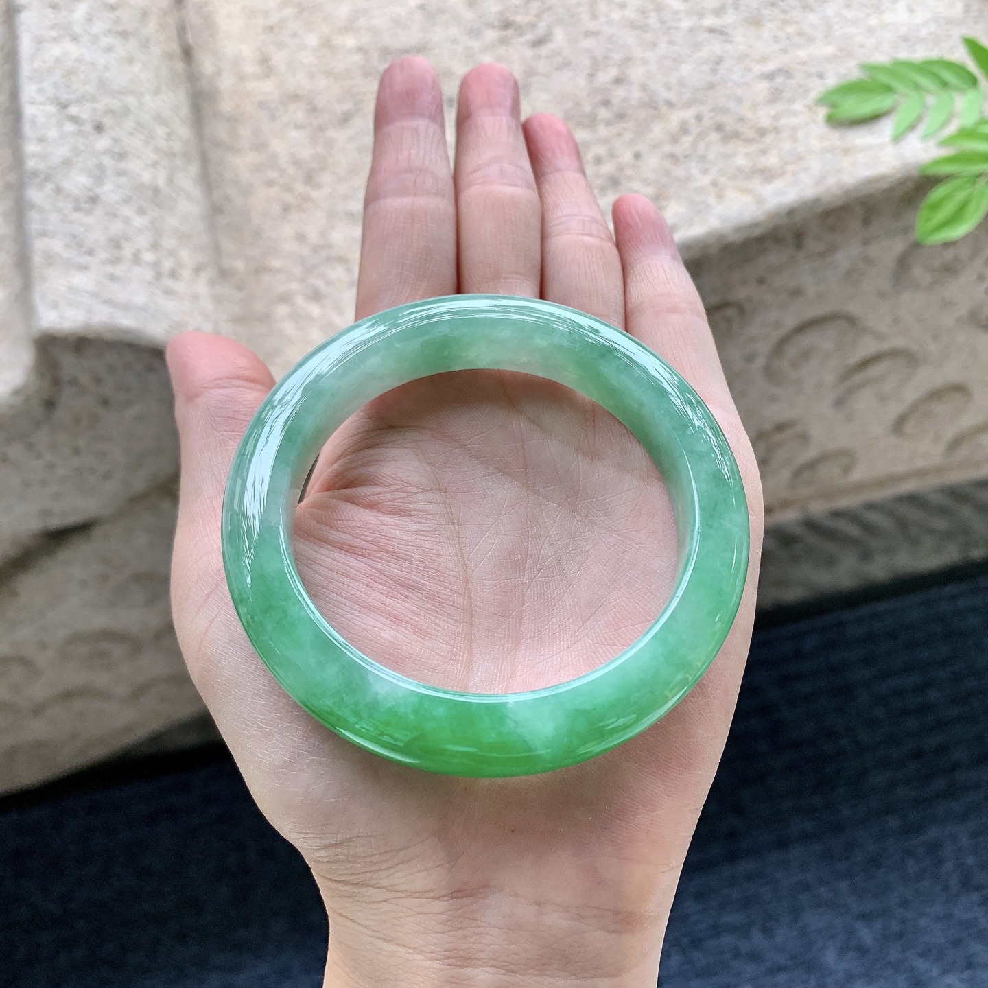 正圈55 56 圈口56/11.7/9.4 编码W6090719 糯冰飘绿，水润，种老，细腻，打灯有纹线