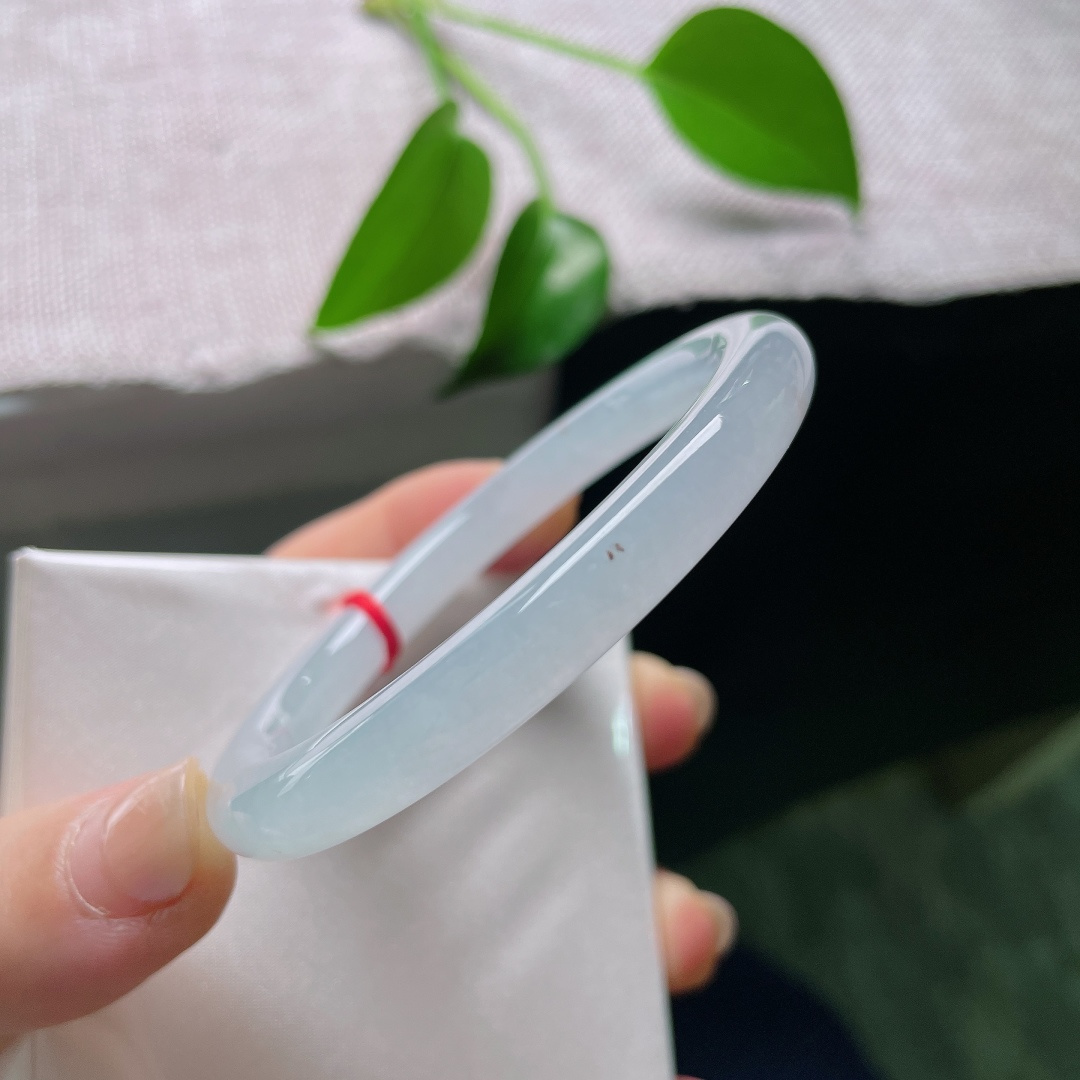 54/7.9，冰紫圆条，无裂，一点杂质不影响，冰紫底色清透，洒金点缀恰到好处，不会喧宾夺主，衬托紫底的温柔气韵。ss59076a
