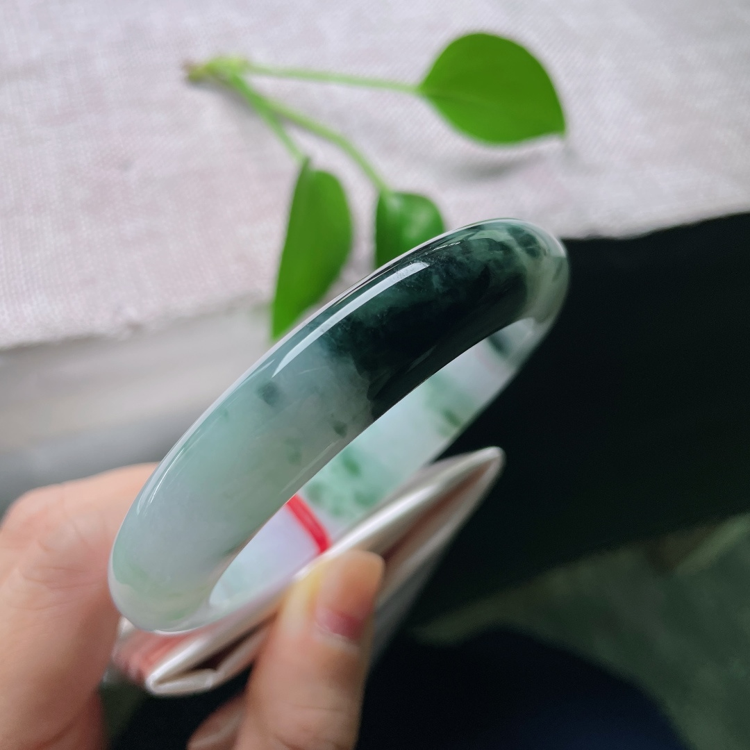 59/13./10.1，飘花正圈，一点皮纹，冰润玉底晕开朦胧紫，飘逸绿花错落分布，素圈简约，气韵温润大方。ss59035a