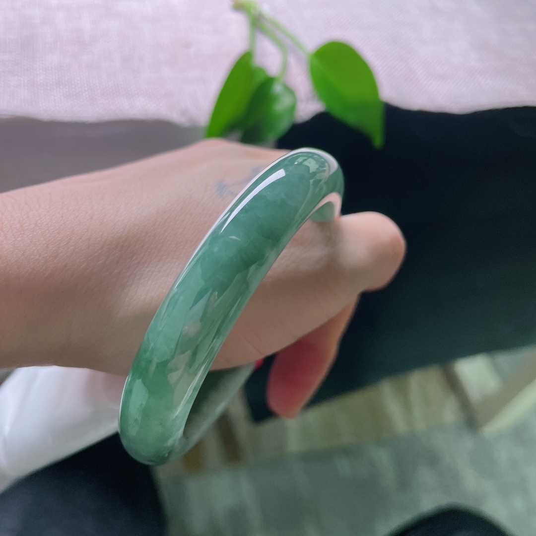 58/12.2/8.8，油青正圈，色线，镯身圆润宽厚，贴合腕间曲线，平安镯寓意岁岁平安顺遂无忧。ss59010a
