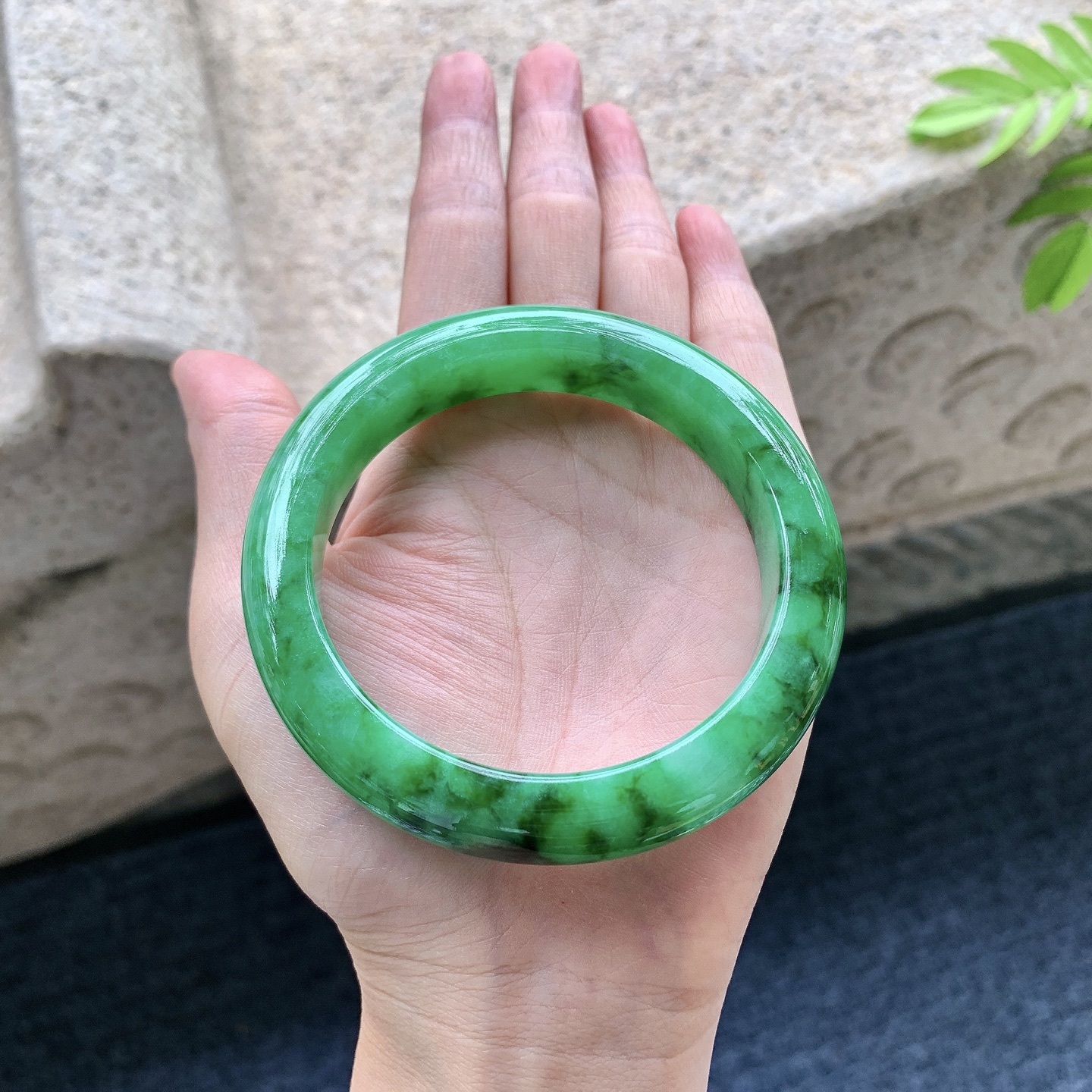 正圈58 59 圈口59.3/12.3/9.8 编码A1090559 糯冰满色，色辣，水润，种老，细腻，内圈有细微纹絮