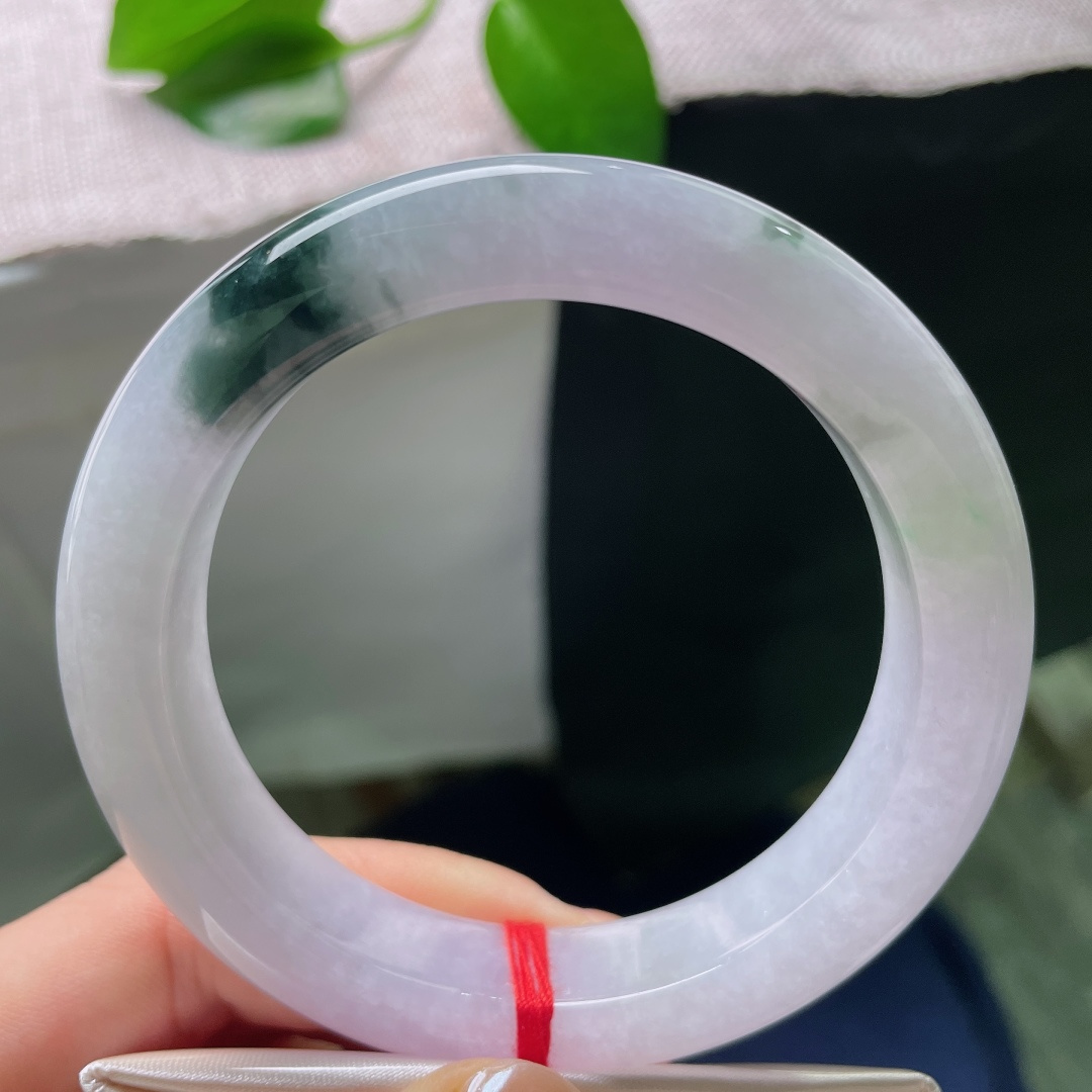 59/13.2/9.9，飘花正圈，长纹，春带彩飘花平安镯，淡紫氤氲镯身，墨绿飘花散落，玉质温润尽显诗
