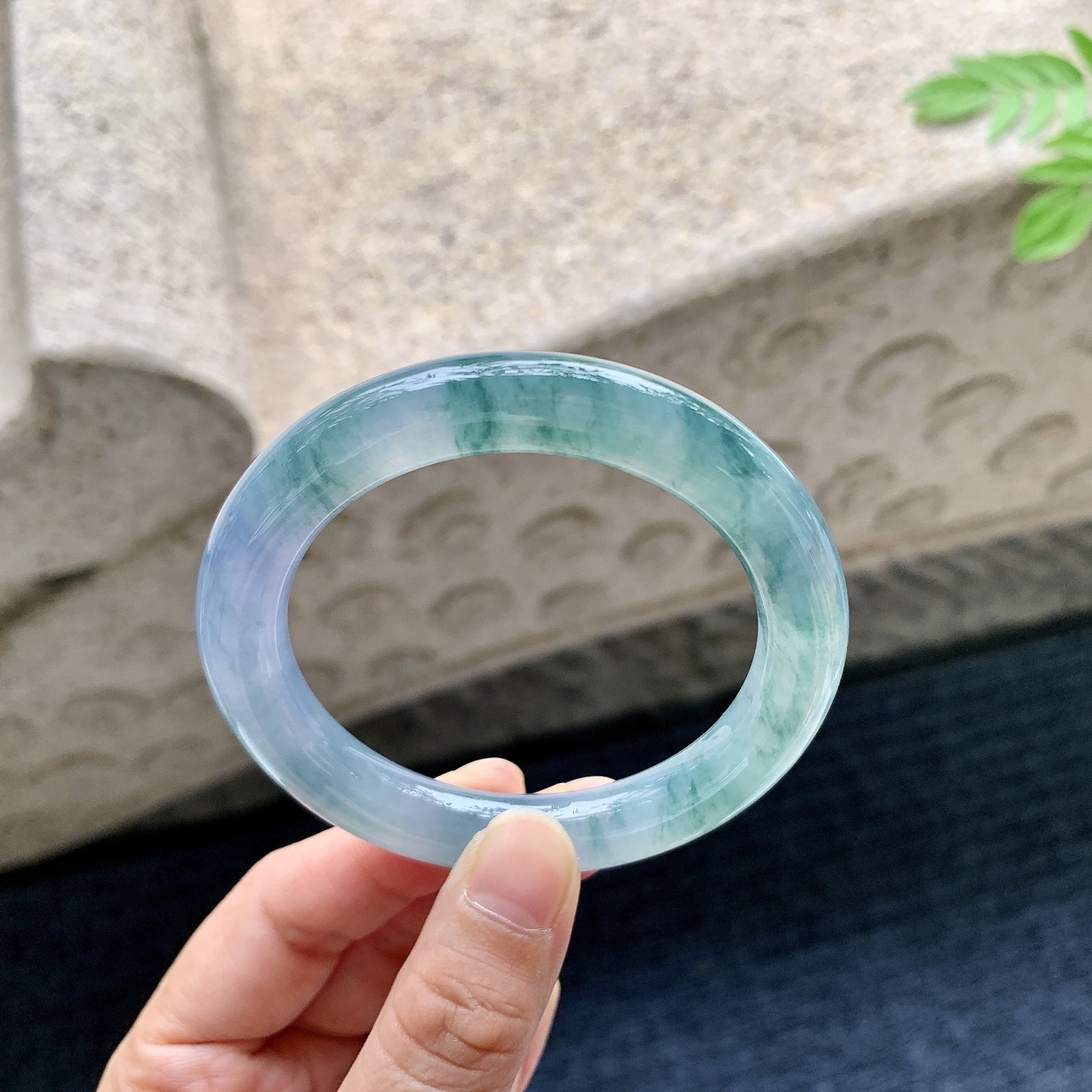圆条51 52 圈口52.6/9.7/9.6 编码B2090717 冰糯飘花，水润，种老，细腻，打灯有纹线