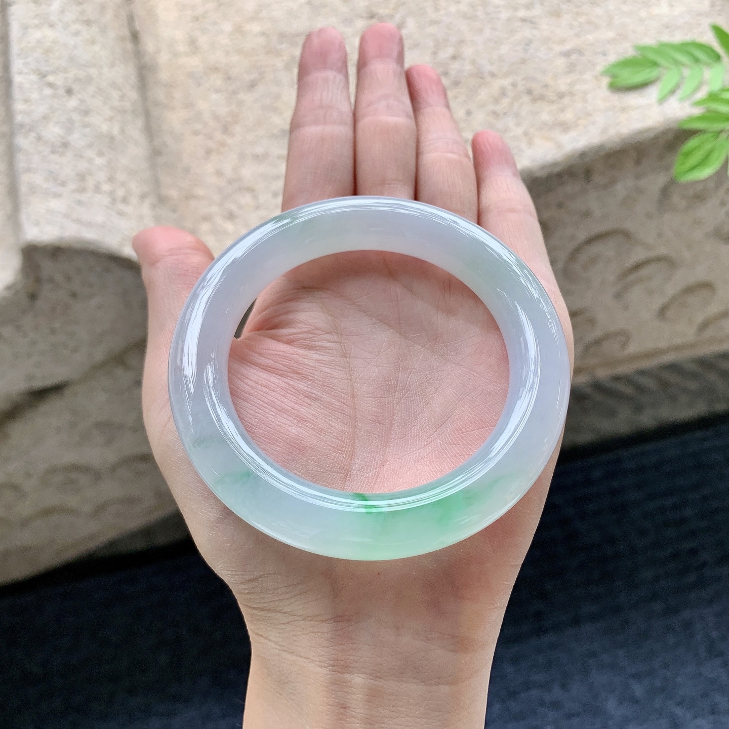 正圈54 55 圈口55.7/11/11.3 编码C5090709 糯冰飘绿，水润，种老，细腻，有纹线