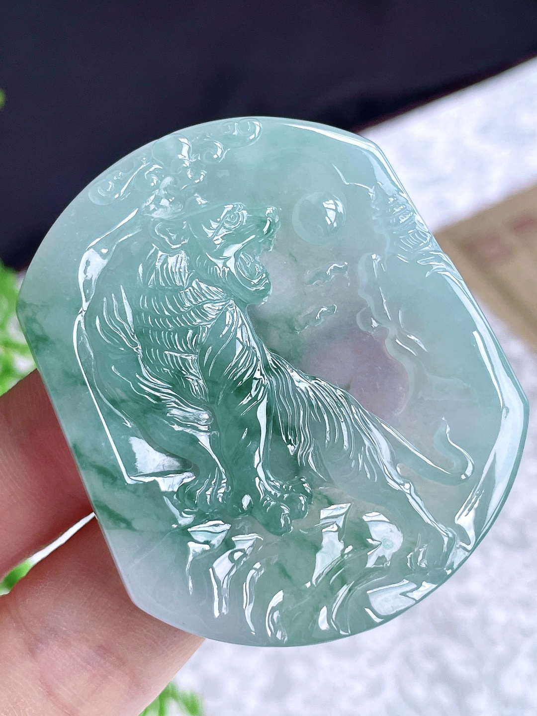 【裸石】冰糯种飘花生肖虎上山虎牌吊坠 【说明】缅甸 无裂 性比高 一刀切 【尺寸】54.6-46.2-5.5 【重量】32.6克