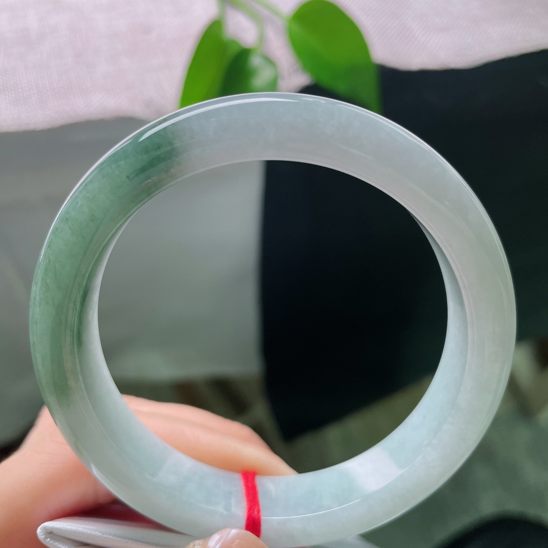 58.4/12.6/8.9，油青正圈，晶体，绿段浓淡自然，素底干净素雅，山水意境越细看越耐人回味。ss59013a