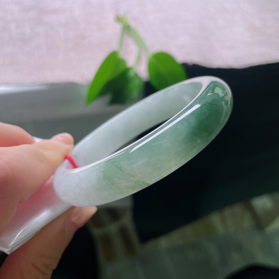 57.5/13/8.2，油青正圈，一点皮纹，半山半水平安镯，一镯藏山水，绿白相映，清润雅致，意境悠远。ss59015a