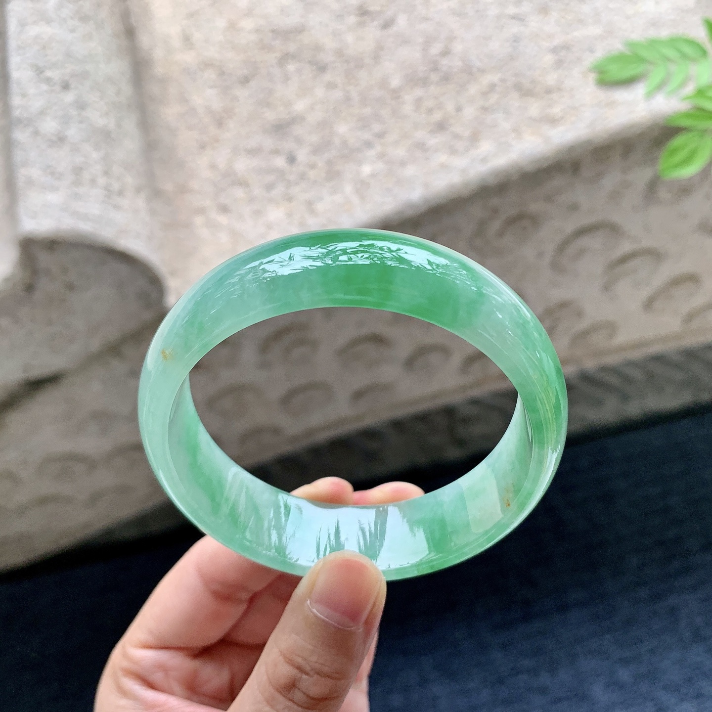 正圈57 58 圈口58.2/17/6.3 编码HJ090701 冰糯飘绿，宽版，水润，种老，细腻，打灯有棉线