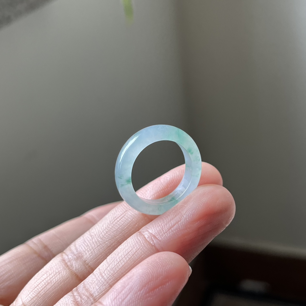 1号，冰种飘花指环，吊坠多用款，种水好，冰透无裂，内直径17.5，宽5.6×厚3.5，16.5号圈口
