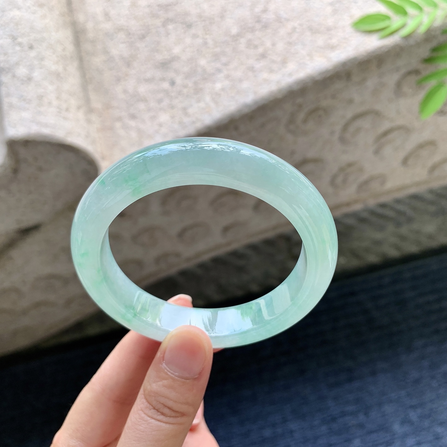 正圈55 56 圈口56.8/12.6/9.2 编码W6091541 糯冰飘绿，水润，种老，细腻，打灯有絮线