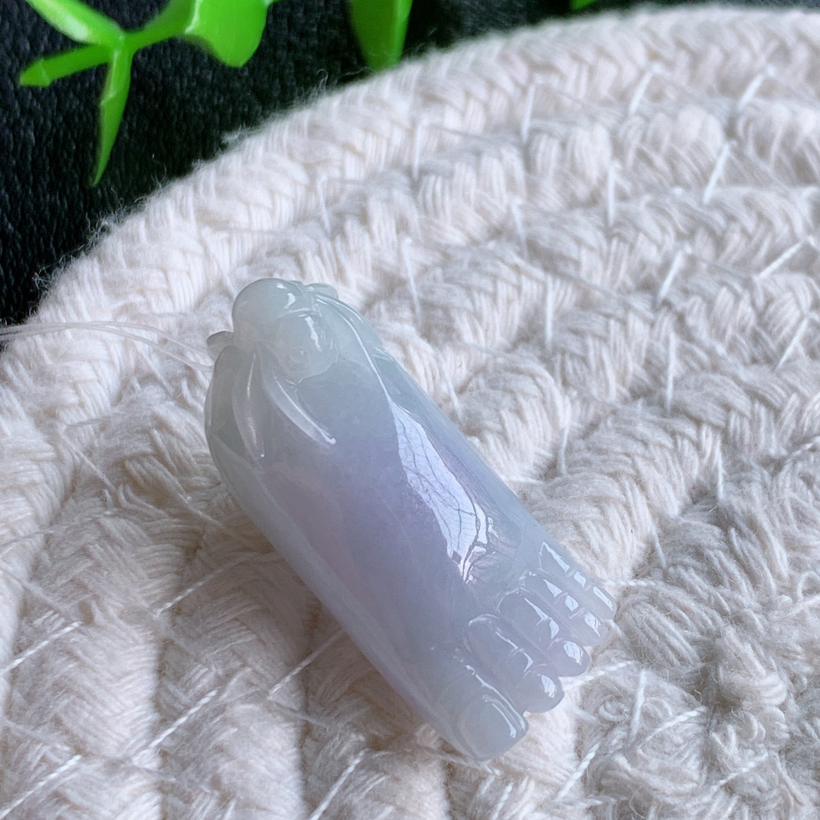 精美紫罗兰知足常乐吊坠 种老水足  玉质细腻起胶，冰胶感足 底子干净 色泽鲜亮 雕工精细 佩戴优雅迷