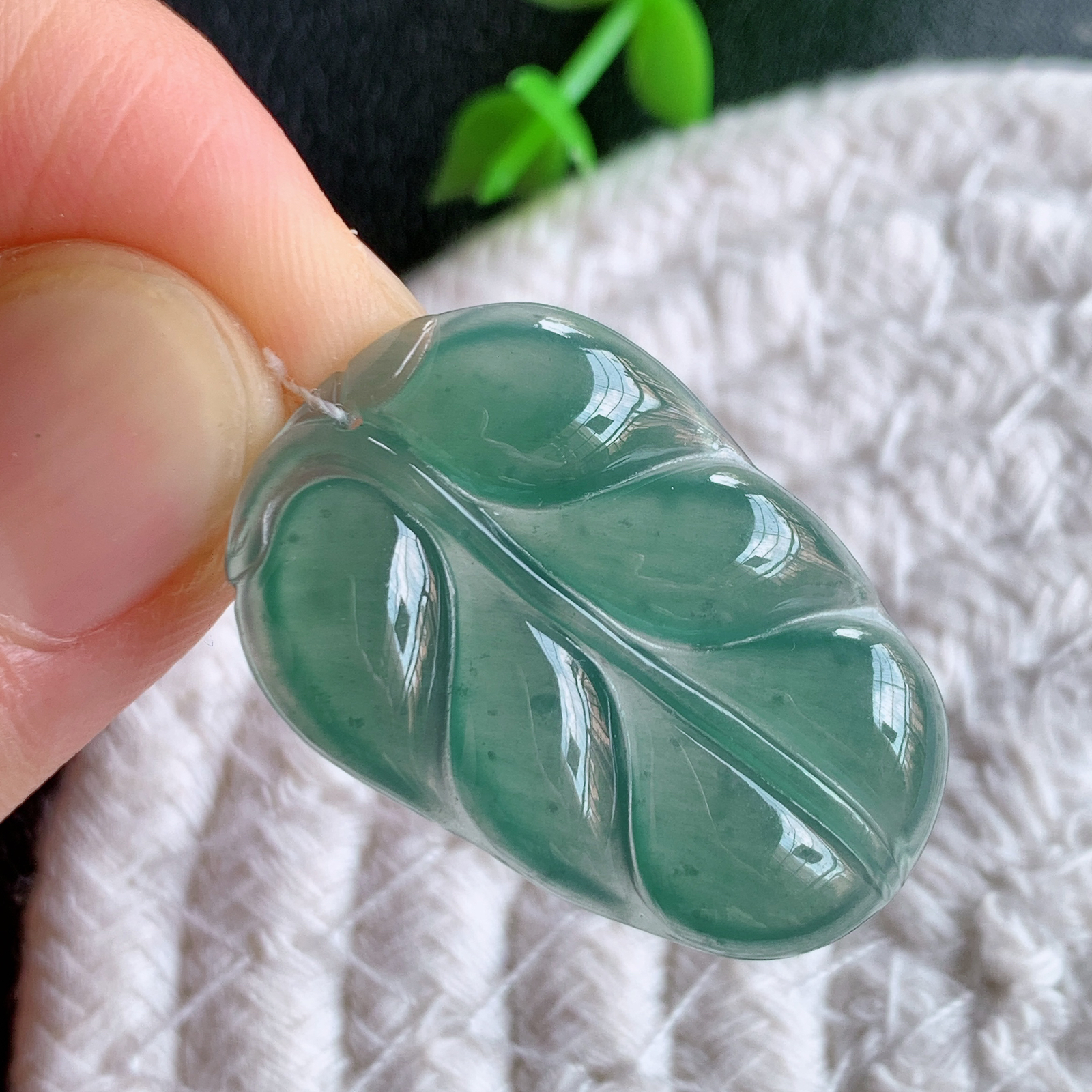 蓝冰金枝玉叶翡翠吊坠  老种起胶感  飘花灵动  寓意“金枝玉叶，大业有成，一夜成名”  饱满大气，水润通透。W415.13 尺寸：31-20.5-4mm