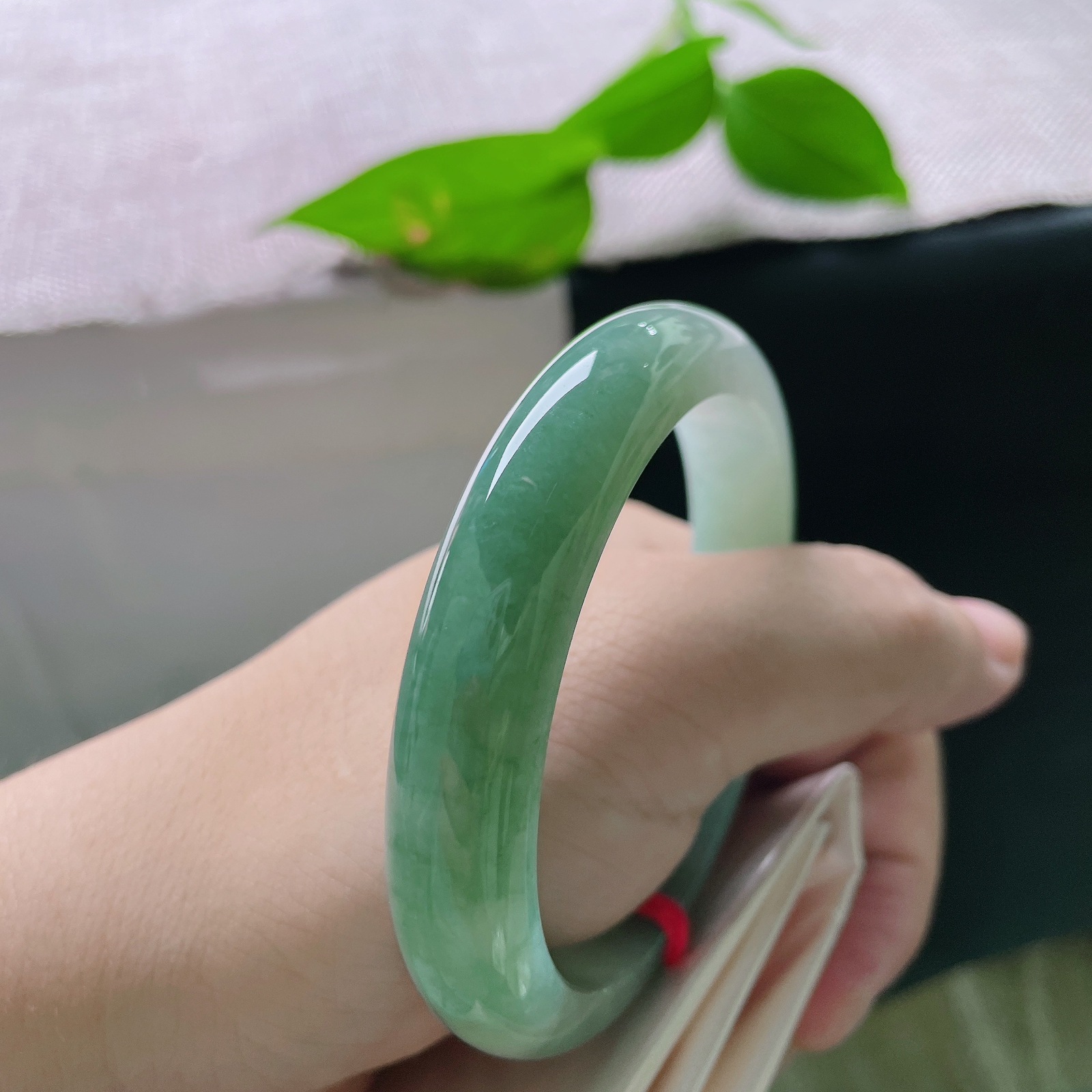 秒杀，57/11.8/8.2，绿底正圈，无裂，水光缓缓流转，褪去浮华温婉从容。ss57401a。
