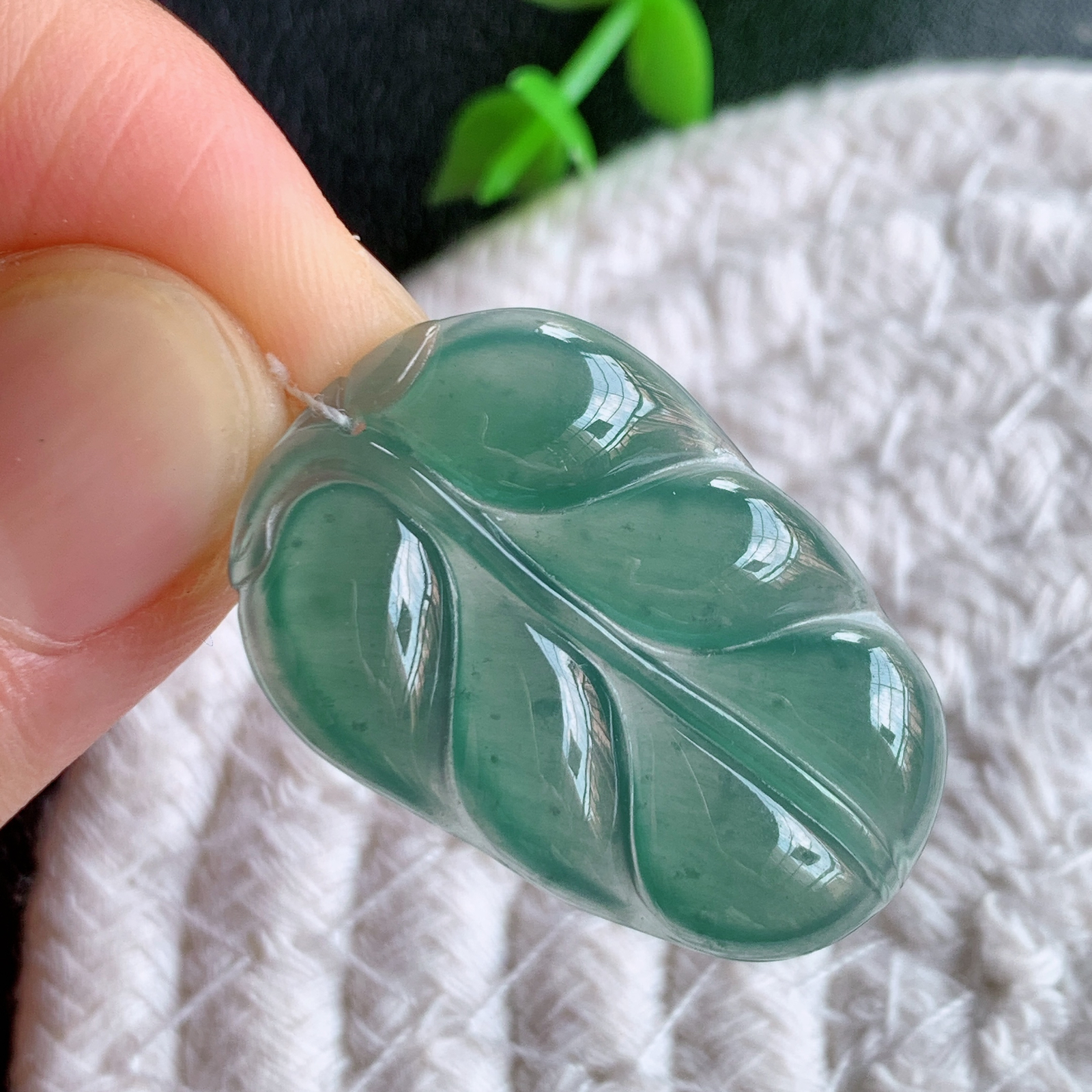 蓝冰金枝玉叶翡翠吊坠  老种起胶感  飘花灵动  寓意“金枝玉叶，大业有成，一夜成名”  饱满大气，