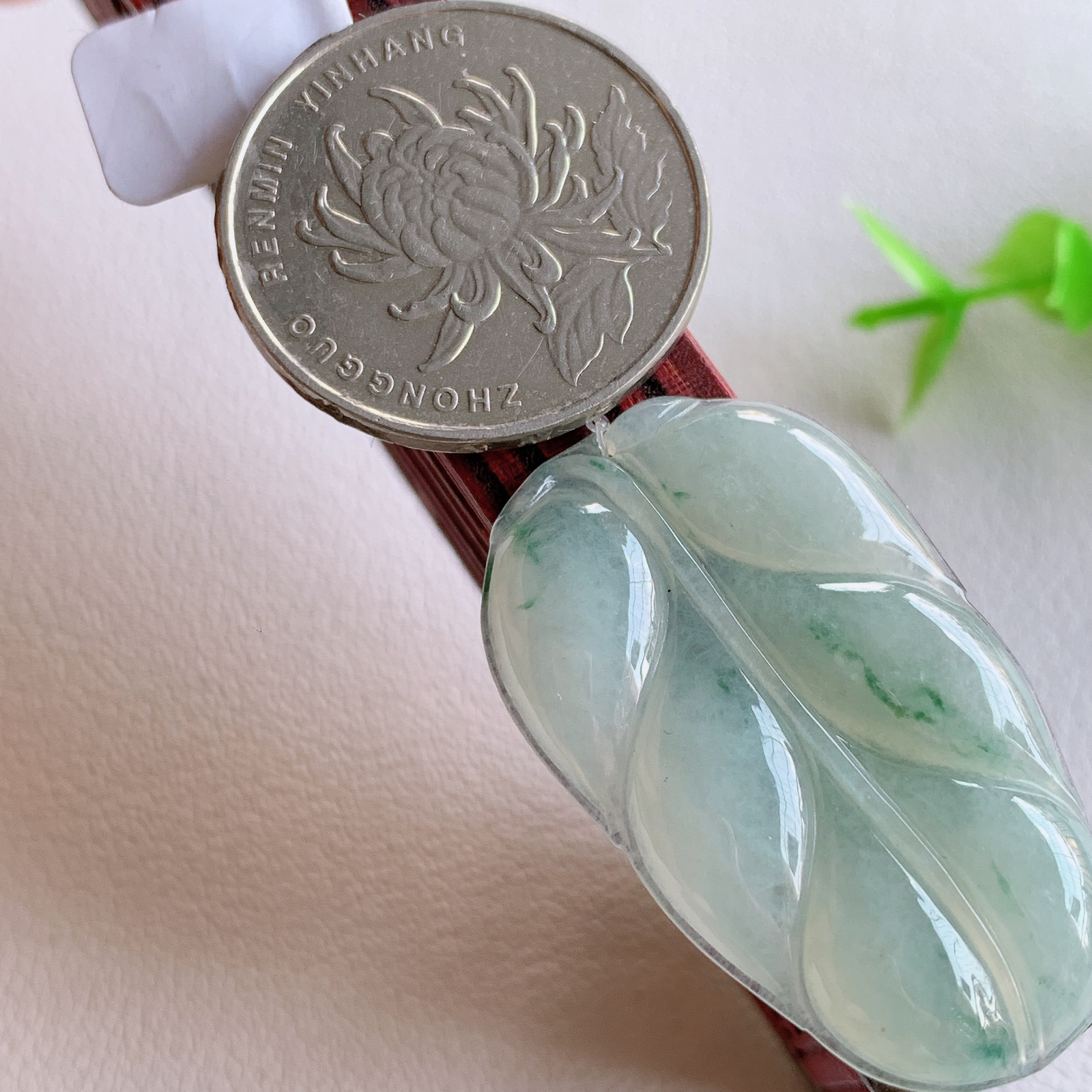 冰润飘花金枝玉叶翡翠吊坠  老种起胶感  飘花灵动  寓意“金枝玉叶，大业有成，一夜成名”  饱满大气，水润通透。W49.13 尺寸：36.2-21.8-4.2mm