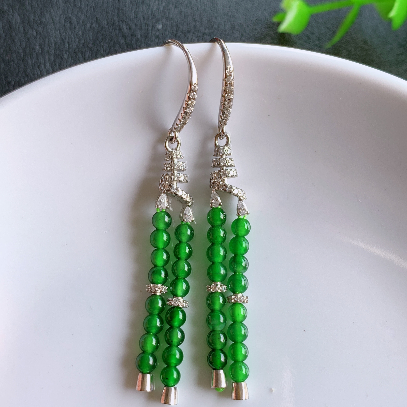 冰满绿翡翠925银镶嵌圆珠耳坠，自然光实拍，颜色漂亮，种老水足，品相佳，佩戴佳品！W481.13 取