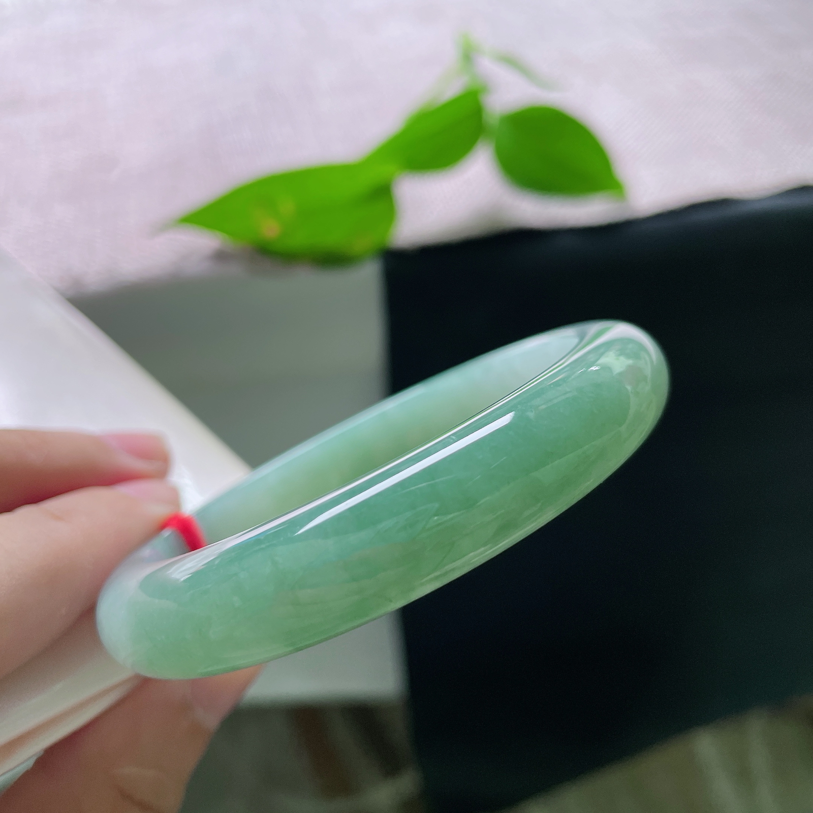 秒杀，57/11.8/8.2，绿底正圈，无裂，水光缓缓流转，褪去浮华温婉从容。ss57401a。