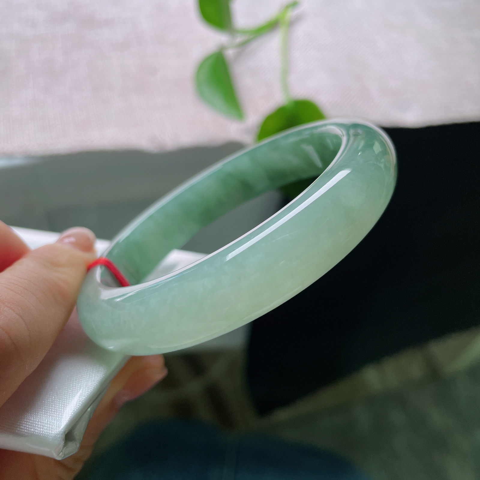 特惠活动，57.6/12.6/8.7，油青正圈，一点皮纹，一汪幽潭锁素环，整只镯子裹着温润的湖调青绿，不艳不烈，腕间自带一份安然清宁。ss56986a