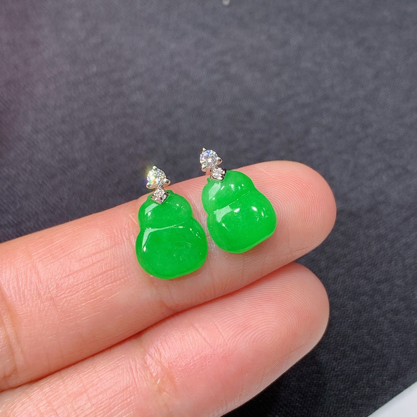 阳绿葫芦耳钉，18k金镶嵌，简约时尚，冰润细腻，种水足，Zha 尺寸8.7*7.5*2.2