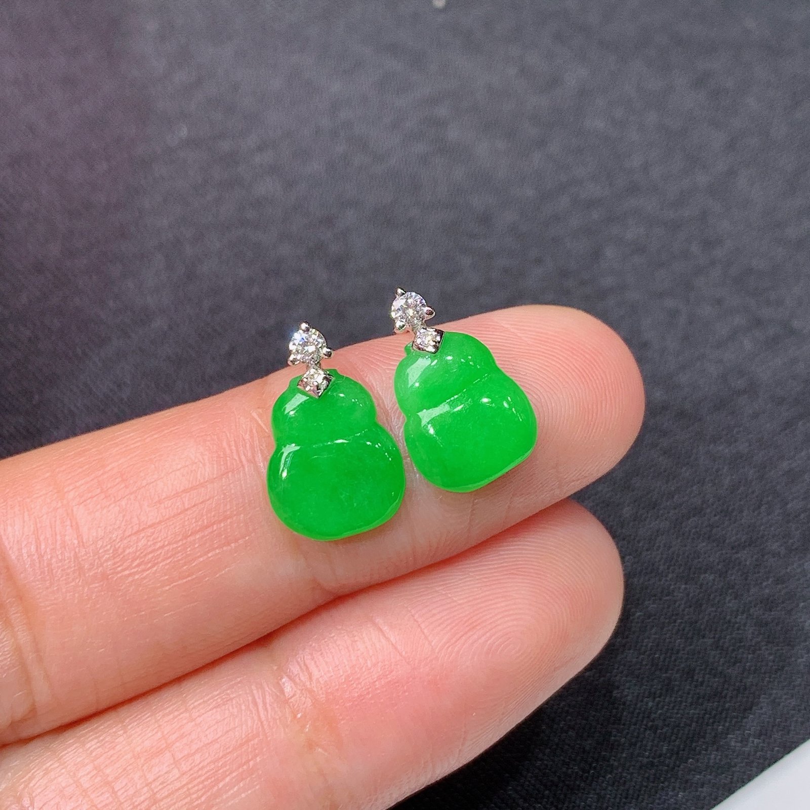 阳绿葫芦耳钉，18k金镶嵌，简约时尚，冰润细腻，种水足，Zha 尺寸8.7*7.5*2.2