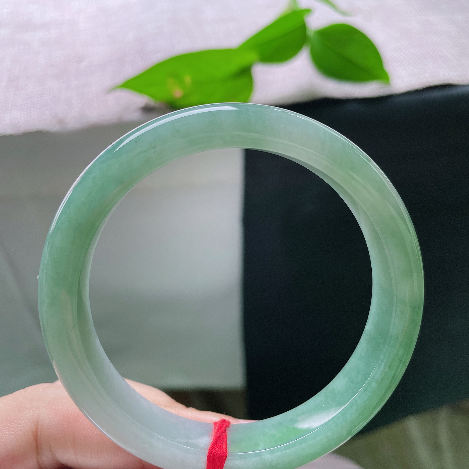 秒杀，57/11.8/8.2，绿底正圈，无裂，水光缓缓流转，褪去浮华温婉从容。ss57401a。