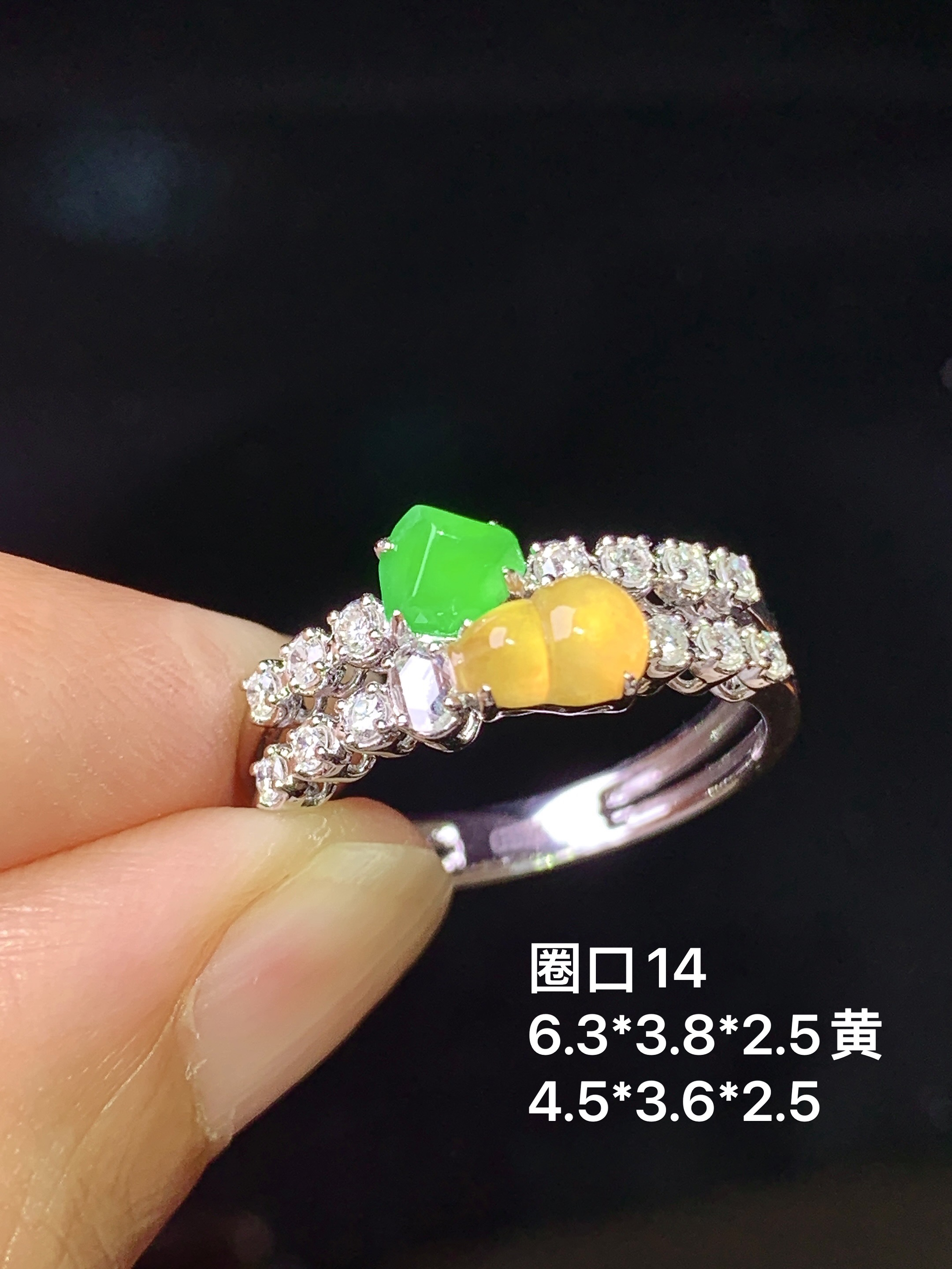18k金钻镶嵌黄翡葫芦戒指 玉质细腻 色泽艳丽清新 水润亮眼 圈口14 裸石尺寸6.3*3.8*2.5 b6