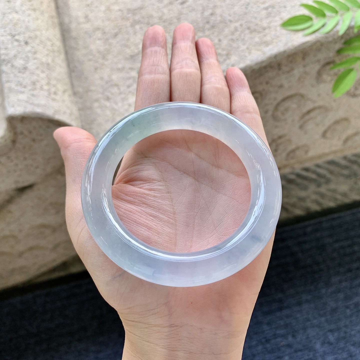 圆条55 56 圈口56/12/11.6 编码FH091501 冰种飘绿，清透，水润，种老，细腻，无裂